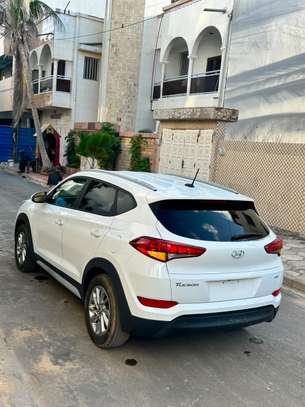 Hyundia tucson image 5