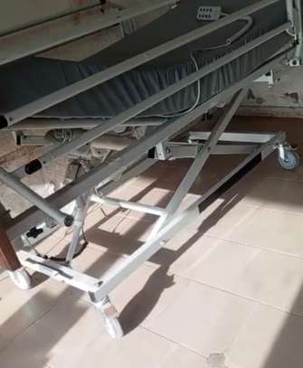 Lit électrique médicalisé avec matelas image 3