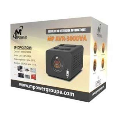 M Power AVR-1000VA/600 régulateur automatique 3000VA noir image 3