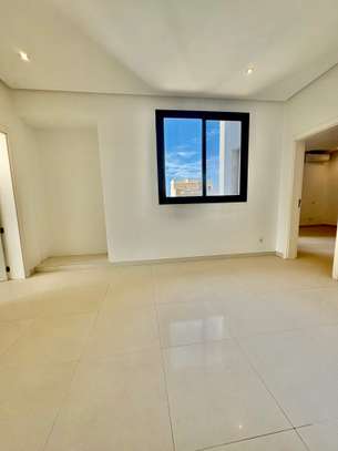 Appartement F4 + dépendance domestique à louer au point E image 12