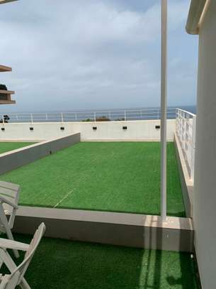 F3 meublé cosy Almadies - terrasse aménagée vue sur mer image 3