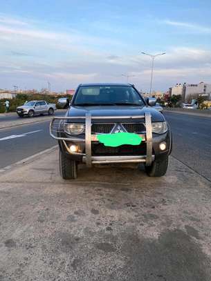 Mitsubishi Pajero 4X4 image 2