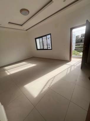 Maison individuelle moderne avec balcon et garage à Dakar image 8