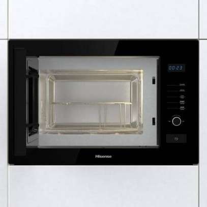 MICRO ONDE 25LITRES HISENSE ENCASTRABLE AVEC GRILLE NOIR image 2