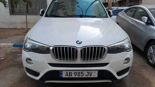 BMW X3 SUV blanc élégant image 2