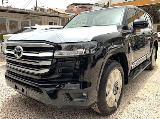 Toyota land cruiser LC300 image 5