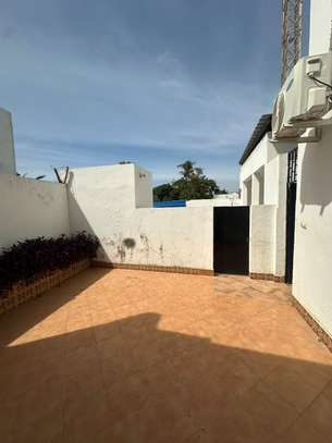 VILLA  R+1   A  LOUER  A FENETRE MERMOZ image 8