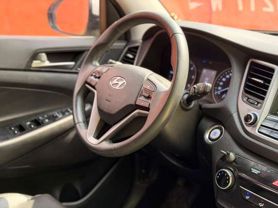 Hyundai tucson image 2