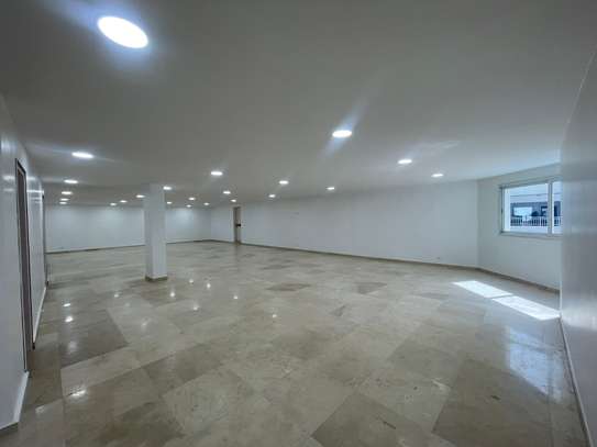 Espace bureau lumineux grand volume avec vue ville image 2