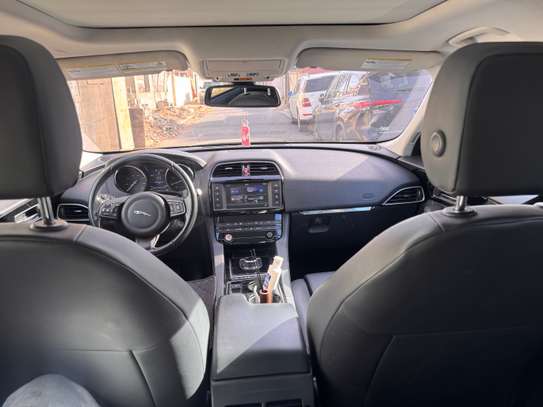 Jaguar F-Pace 2018 SUV noir puissant confortable image 9