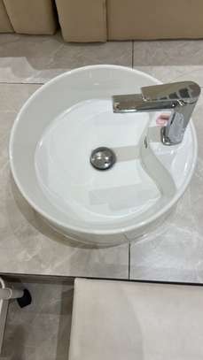 Lavabo et robinet image 4