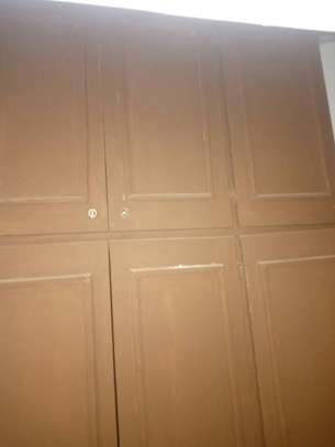 Armoire bois massif 6 portes marron classique image 5