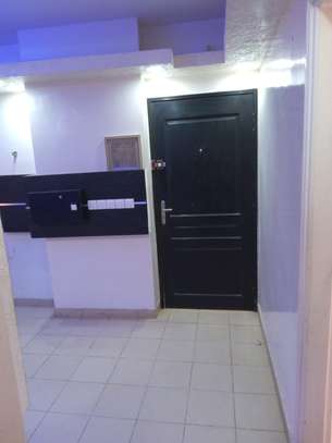 Appartement moderne lumineux avec mobilier design et LED image 3