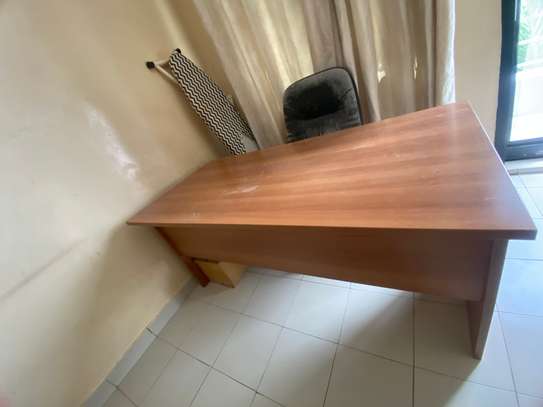 Table de bureau avec tiroirs image 3