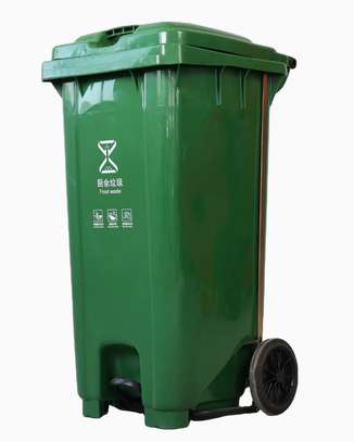 Poubelle à pédale 100 litres en plastique vert avec roues image 3