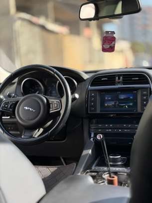 Jaguar F-Pace 2018 SUV noir puissant confortable image 2
