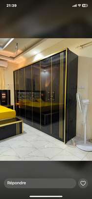 Armoire 4 portes bois  avec miroir central image 8