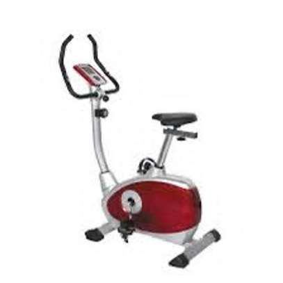 Vélo d'appartement avec écran et selle ajustable image 3