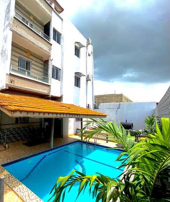 Maison spacieuse avec piscine privée et jardin image 3
