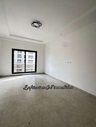 À LOUER – Magnifique Appartement F4 de Standing au Point E image 12