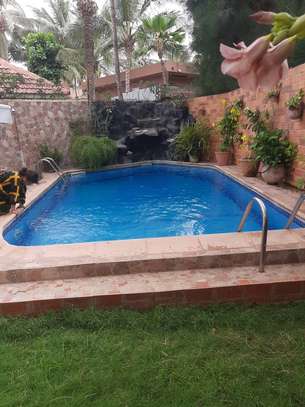 Villa avec piscine et jardin  à Louer aux Almadies image 7
