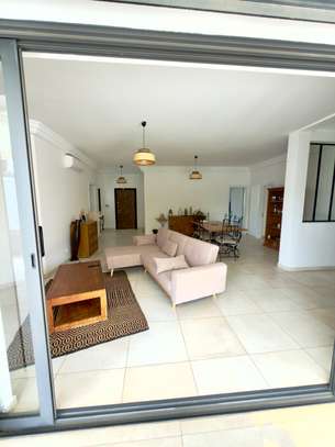 Villa de standing avec piscine privée image 6