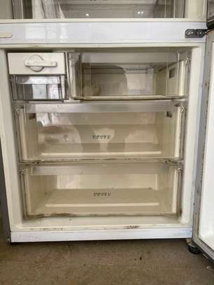 Réfrigérateur combiné blanc 2 portes spacieux image 3