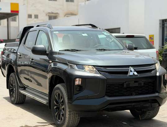 Mitsubishi l200 image 2