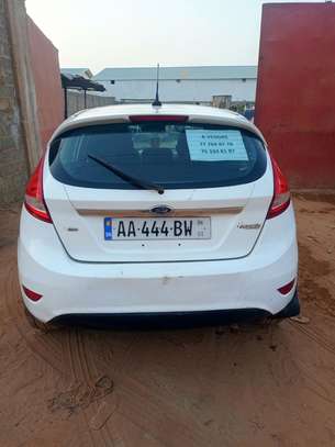 Ford Fiesta compacte blanche économique image 2