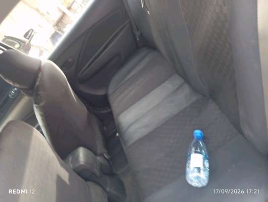 Toyota Yaris 2011 image 2