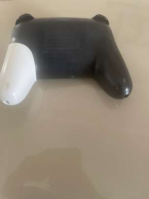 Nintendo Switch Pro manette noir et blanc avec jeu image 4