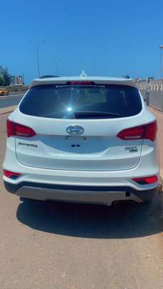 2017 Hyundai santa fe image 5