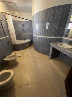 Très jolie villa F8 avec piscine aux Almadies image 9