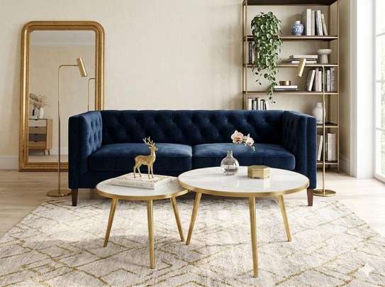 Table basse marbre blanc et bois doré design élégant image 11