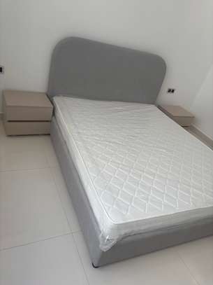 Lit gris clair NEUF , matelas 160x200 et 2 tables de chevet image 2