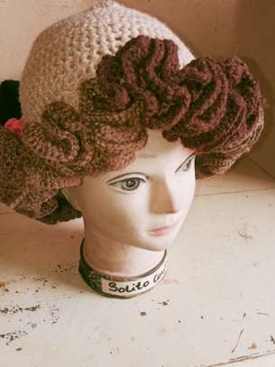 Chapeau froufrou en crochet image 2