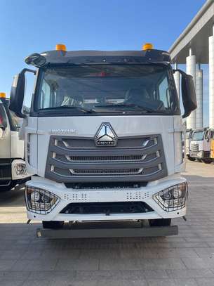 Sinotruck HOWO NX 6X4 image 2