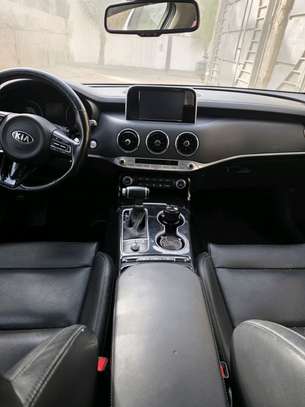 2018 kia stinger image 2