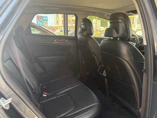 Kia Sportage 2023 SUV noir moderne et spacieux image 8