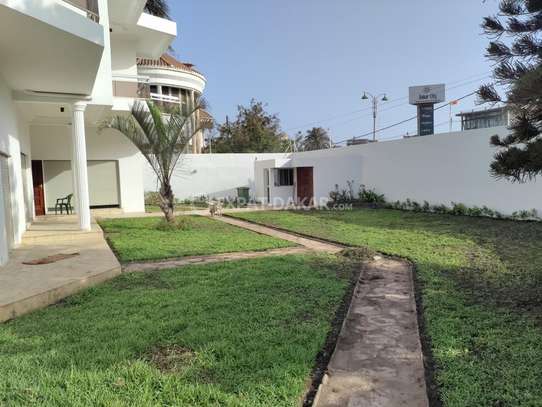 Maison de 1000m2 en face CASINO DAKAR CITY image 11
