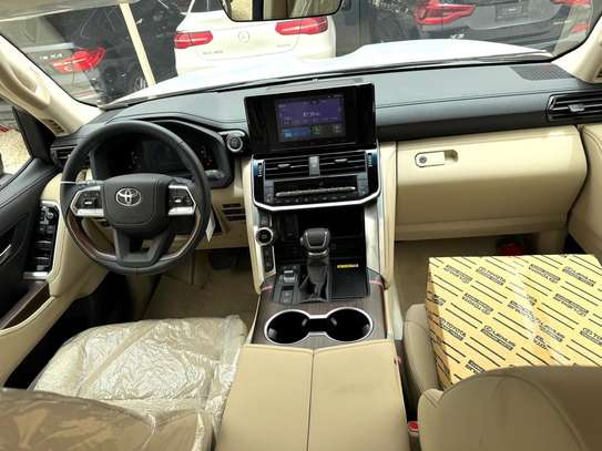 Toyota land cruiser LC300 image 15