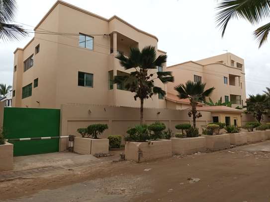 Immeuble R+2 de bureau  F47 aux Almadies image 3
