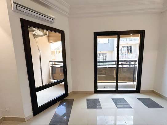 APPARTEMENT F4 SEMI MEUBLE  A LOUER A NGOR EN FACE DU STADE image 7