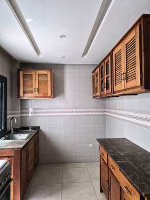 Appartement moderne de 2 chambres et salon à sacré cœur image 2