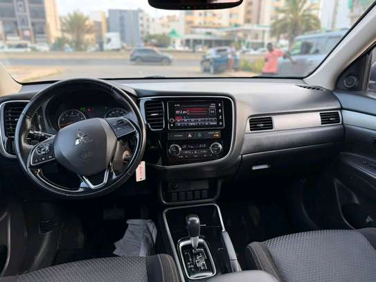 Mitsubishi outlander  automatic image 3