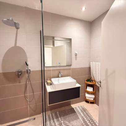 Appartement 3 Chambres Meublé avec Piscine et Salle de Sport image 2