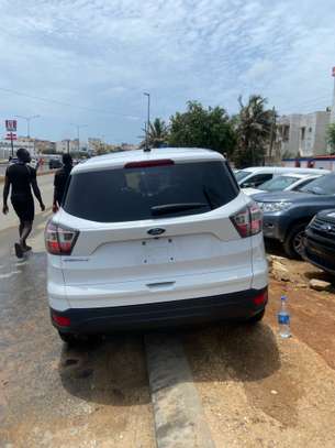 Ford SUV compact blanc maniable et confortable image 7