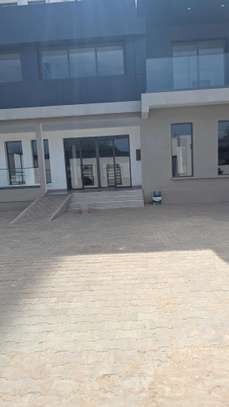 À louer grand showroom de 750 m² image 2