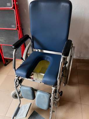 FAUTEUIL ROULANT AVEC POT WC image 2