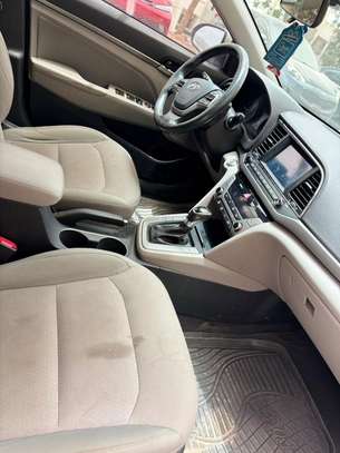 Hyundai Elantra berline argent 2017 image 2